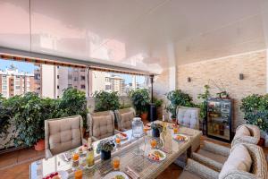 Una habitación con una mesa y sillas en un balcón. en 797 HOLIDAY RENTALS - Atico duplex en Fuengirola con espectacular terraza, en Santa Fe de los Boliches