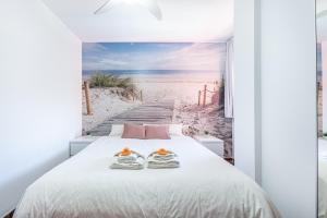 1 dormitorio con vistas a la playa en 797 HOLIDAY RENTALS - Atico duplex en Fuengirola con espectacular terraza, en Santa Fe de los Boliches 25 fotos más