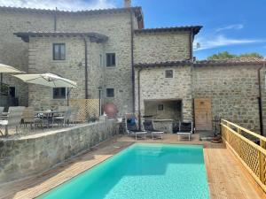 una villa con piscina di fronte a un edificio di Villa Borgo Soale a Reggello