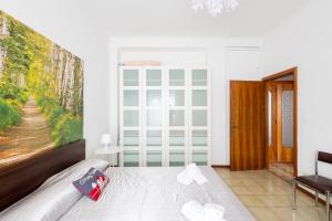 um quarto com uma cama e um quadro na parede em Mestre Altamarea Apartment em Mestre