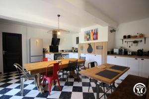 cocina con mesa y sillas en una habitación en Le Bila, en Troncens