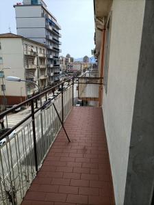 einen Gehweg auf einem Balkon eines Gebäudes in der Unterkunft Casa Vacanze Litoranea in Follonica
