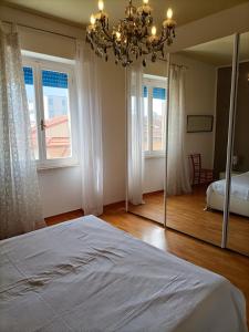 ein Schlafzimmer mit einem Bett und einem großen Spiegel in der Unterkunft Casa Vacanze Litoranea in Follonica