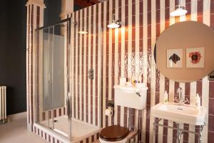 バースにあるMilsom Hotel Bathのバスルーム(シャワー、シンク、鏡付)