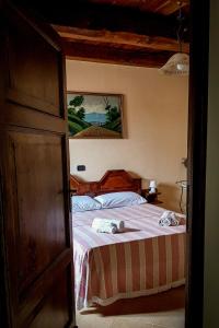 Il Rifugio del Brigante في Sante Marie: غرفة نوم عليها سرير وفوط