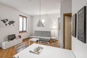 ヴェローナにあるPISANO12のベッド、テーブル、椅子が備わる客室です。