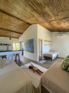 een kamer met 2 bedden en een keuken en een kamer met 2 bedden bij OCA Caraíva in Caraíva