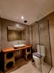 y baño con lavabo y aseo. en Hotel Karagiannis, en Limenaria