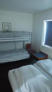 een slaapkamer met 2 stapelbedden en een raam bij Fox Hotel in Reykjavík
