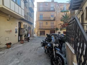 un gruppo di motociclette parcheggiato in una strada di La casa di Adina a Agrigento