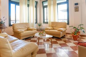 ein Wohnzimmer mit 2 Stühlen und einem Tisch in der Unterkunft Hotel Martinez in Bellaria-Igea Marina