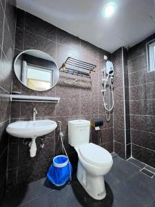 ein Badezimmer mit einem WC, einem Waschbecken und einem Spiegel in der Unterkunft Ocean View 611 in Kuah