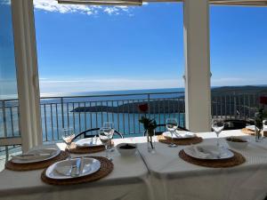 uma mesa branca com vista para o oceano em Apartments Villa Vanja em Budva