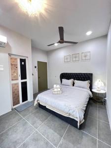 Schlafzimmer mit einem Bett und einem Deckenventilator in der Unterkunft Ocean View 611 in Kuah