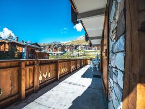 Zdjęcie z galerii obiektu Appartement rénové dans chalet savoyard - proche des pistes, balcon, animaux admis - FR-1-502-355 w mieście Tignes