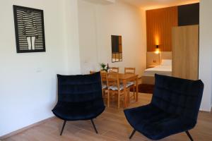 a room with a table and chairs and a bedroom at Har-Adir B&B in Ḥurfeish