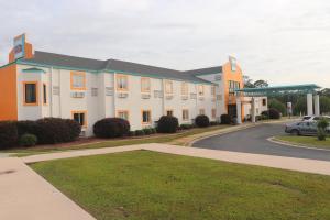a row of apartment buildings on a street at Howard Johnson by Wyndham Tifton GA I-75 in Tifton