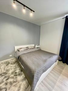 1 dormitorio con cama y pared azul en Квартира в новому ЖК Svitlo Park Київ, en Kiev