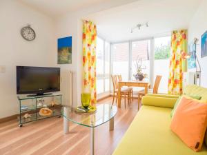 Una sala de estar con un sofá y un televisor. en Appartement Nr 7 im Sonnenbad, en Sassnitz