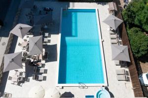 Bazén v ubytování Hotel Martinez nebo v jeho okolí
