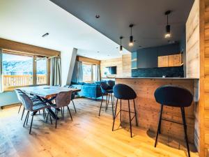 kuchnia i jadalnia ze stołem i krzesłami w obiekcie Appartement rénové 4 pièces, proche pistes, terrasse, WIFI, Tignes le Lac - FR-1-502-462 w mieście Tignes
