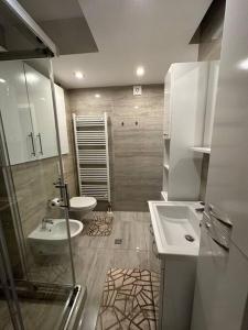 La salle de bains est pourvue d'un lavabo et de toilettes. dans l'établissement Cityscape Penthouse, à Sarajevo