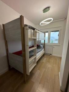Cette chambre comprend 2 lits superposés et une fenêtre. dans l'établissement Cityscape Penthouse, à Sarajevo