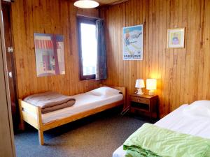 1 dormitorio con 2 camas individuales y ventana en Appartement Tignes, 3 pièces, 6 personnes - FR-1-502-484, en Tignes