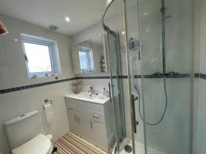 Un baño con ducha, inodoro y lavabo. en Quaint 2 Bed Village Retreat, en Pevensey 34 fotos más