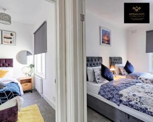 1 dormitorio con 2 camas y ventana en Deluxe Apartment in Southend-On-Sea by Artisan Stays I Free Parking I Sleeps 5 I Families or Contractors en Southend-on-Sea