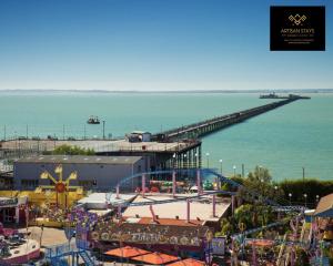 un parco divertimenti con un molo e le montagne russe di Deluxe Apartment in Southend-On-Sea by Artisan Stays I Free Parking I Weekly or Monthly Stay Offer I Sleeps 5 a Southend-on-Sea