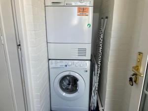 a washer and dryer in a small room at Quaint 2 Bed Village Retreat in Pevensey