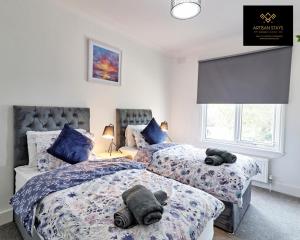 濱海紹森德的住宿－Deluxe Apartment in Southend-On-Sea by Artisan Stays I Free Parking I Weekly or Monthly Stay Offer I Sleeps 5，一间卧室设有两张床,里面饲养着动物。