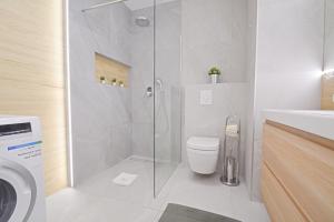Kúpeľňa v ubytovaní Apartamenty Bryza-Matejki 1B-Parking