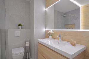 Kúpeľňa v ubytovaní Apartamenty Bryza-Matejki 1B-Parking