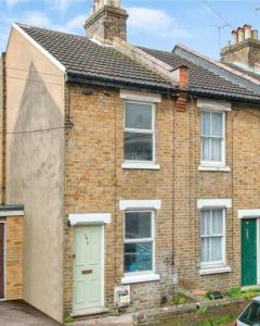 an old brick house with a green door at Pet Friendly Maidstone City Home - 3 Bedrooms with Fast Wi-Fi in Maidstone