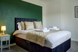 Postel nebo postele na pokoji v ubytování VICHY - Bestwood House 3-bedroom Deluxe House