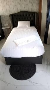 Postel nebo postele na pokoji v ubytování Sherlyn Hotel&Cafe