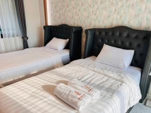 Postel nebo postele na pokoji v ubytování Sherlyn Hotel&Cafe