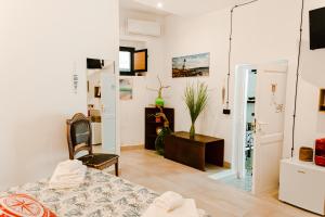 a living room with a bed and a mirror at Ci Thorno Hotel in Crosia