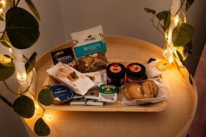 uma bandeja com comida numa mesa com luzes em Colmeia- Alojamento Local em Armação de Pêra