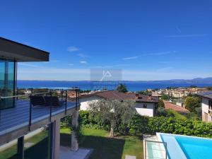 una vista sull'oceano dal balcone di una casa di Villa Madabà - Immobiliare Azzurra a Bardolino