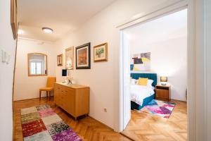 Schlafzimmer mit einem Bett und einem Spiegel in der Unterkunft Old Town Duodecim in Dubrovnik