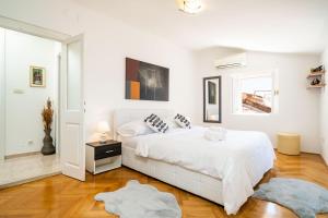 Un dormitorio blanco con una cama blanca y una ventana en Old Town Duodecim, en Dubrovnik