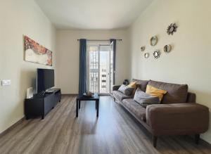 salon z kanapą i telewizorem w obiekcie Stay U-nique Apartments Sagrada Familia w Barcelonie