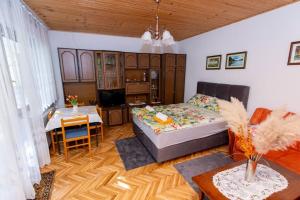 sala de estar con cama y comedor en Studio apartman Ivana, en Gradište