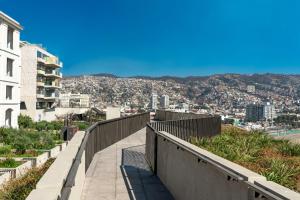 a walkway with a view of a city at Espectacular Loft conEstacionamiento en Valparaíso Servicio HOM in Valparaíso