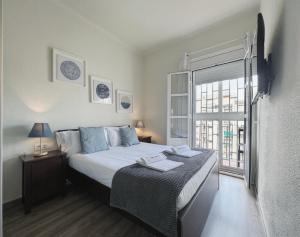 sypialnia z łóżkiem i dużym oknem w obiekcie Stay U-nique Apartments Sagrada Familia w Barcelonie
