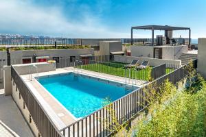a swimming pool on the roof of a house at HOM I Espectacular Loft conEstacionamiento en Valparaíso in Valparaíso