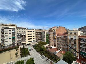widok na miasto z wysokimi budynkami w obiekcie Stay U-nique Apartments Sagrada Familia w Barcelonie